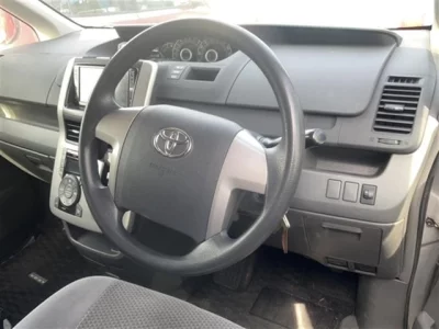 Toyota VOXY  с аукциона в Японии