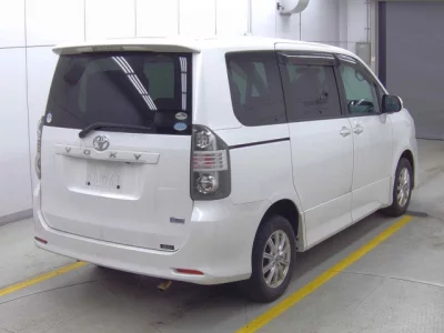 Toyota VOXY  с аукциона в Японии