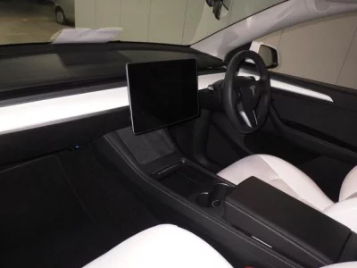 Tesla MODELY