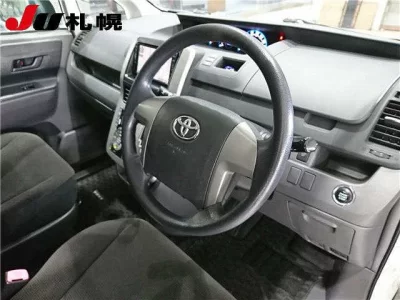 Toyota VOXY  с аукциона в Японии