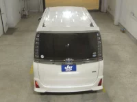 Toyota VOXY лот № 2098 оценка 4  с аукциона в Японии 5