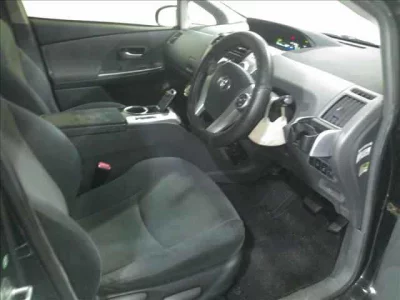 Toyota PRIUS ALPHA  с аукциона в Японии