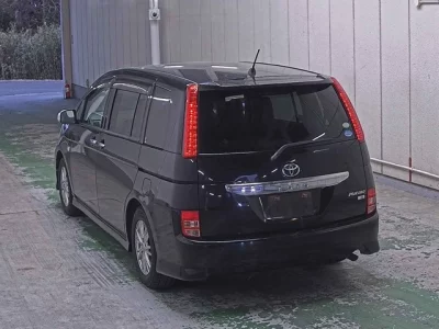 Toyota ISIS  с аукциона в Японии