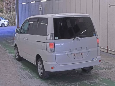 Toyota VOXY  с аукциона в Японии