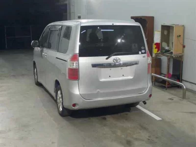 Toyota NOAH  с аукциона в Японии