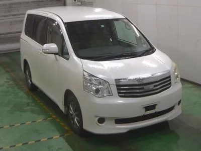 Toyota NOAH  с аукциона в Японии