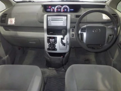 Toyota NOAH  с аукциона в Японии