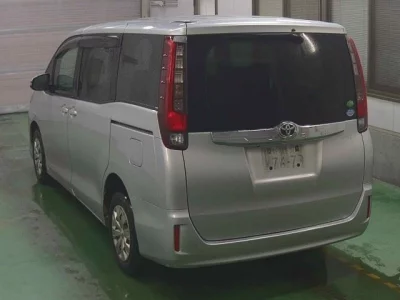 Toyota NOAH  с аукциона в Японии