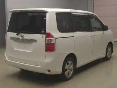 Toyota NOAH  с аукциона в Японии