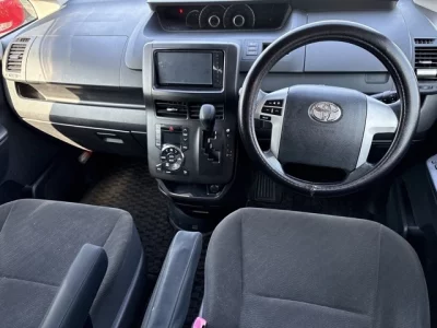 Toyota VOXY  с аукциона в Японии