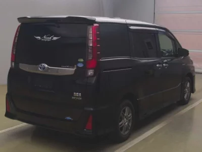 Toyota NOAH  с аукциона в Японии