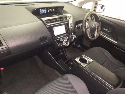 Toyota PRIUS ALPHA  с аукциона в Японии