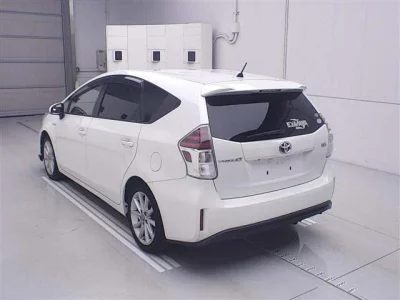 Toyota PRIUS ALPHA  с аукциона в Японии