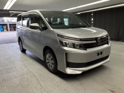 Toyota VOXY  с аукциона в Японии