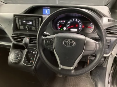 Toyota VOXY  с аукциона в Японии
