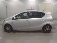 Toyota AQUA лот № 30011 оценка 4  с аукциона в Японии 3