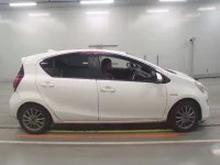 Toyota AQUA лот № 30060 оценка 4  с аукциона в Японии 2