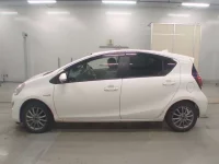 Toyota AQUA лот № 30060 оценка 4  с аукциона в Японии 3