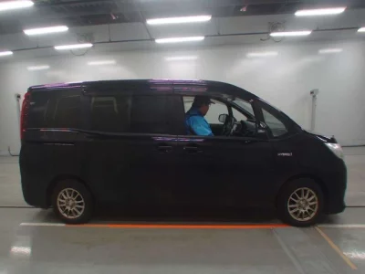Toyota NOAH  с аукциона в Японии