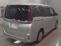 Toyota NOAH лот № 90017 оценка 4  с аукциона в Японии 1