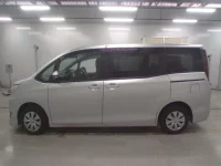 Toyota NOAH лот № 90017 оценка 4  с аукциона в Японии 3