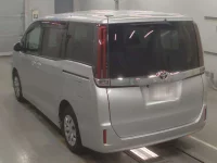 Toyota NOAH лот № 90017 оценка 4  с аукциона в Японии 5