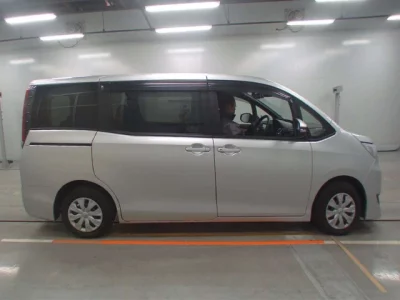 Toyota NOAH  с аукциона в Японии