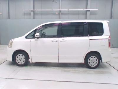 Toyota NOAH  с аукциона в Японии
