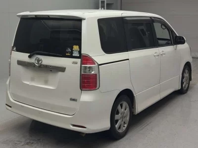 Toyota NOAH  с аукциона в Японии