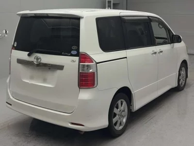 Toyota NOAH  с аукциона в Японии