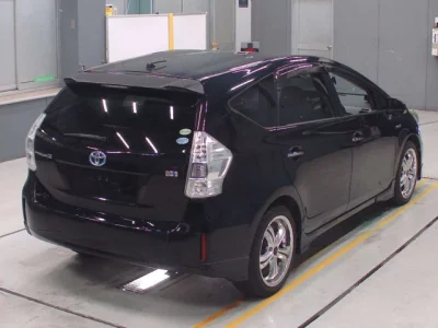 Toyota PRIUS ALPHA  с аукциона в Японии