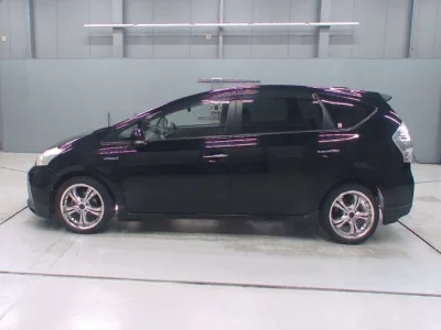 Toyota PRIUS ALPHA  с аукциона в Японии