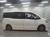 Toyota VOXY лот № 30081 оценка 4  с аукциона в Японии 2