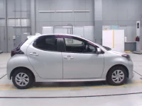Toyota YARIS лот № 30008 оценка 4  с аукциона в Японии 2
