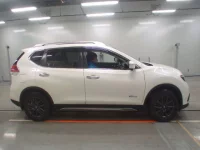 Nissan X-TRAIL лот № 30017 оценка 4  с аукциона в Японии 2