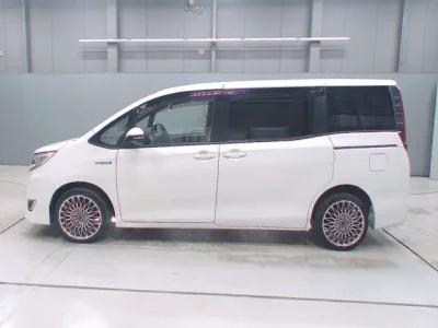 Toyota NOAH  с аукциона в Японии