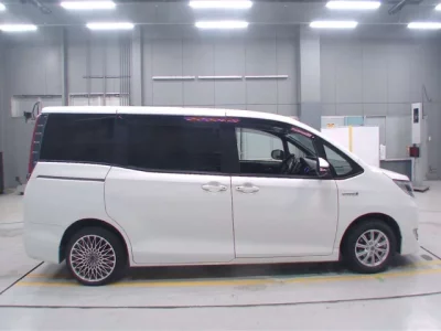 Toyota NOAH  с аукциона в Японии