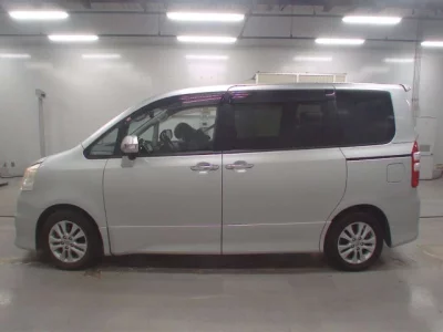 Toyota NOAH  с аукциона в Японии