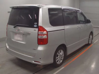 Toyota NOAH  с аукциона в Японии