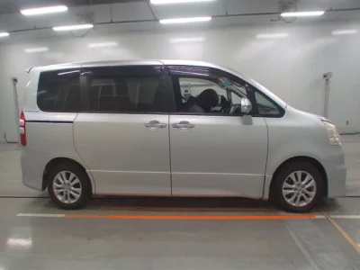 Toyota NOAH  с аукциона в Японии