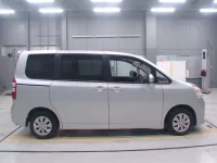 Toyota NOAH лот № 70084 оценка 3.5  с аукциона в Японии 2