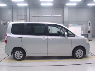 Toyota NOAH  с аукциона в Японии