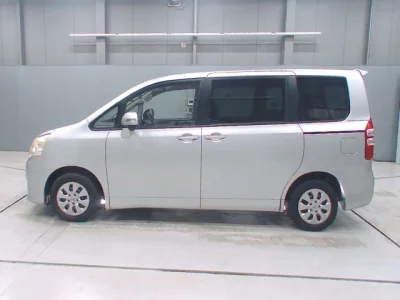 Toyota NOAH  с аукциона в Японии