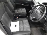 Toyota VOXY лот № 30383 оценка 4  с аукциона в Японии 7