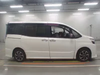 Toyota VOXY лот № 30383 оценка 4  с аукциона в Японии 2