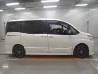 Toyota VOXY лот № 30341 оценка 3.5  с аукциона в Японии 2