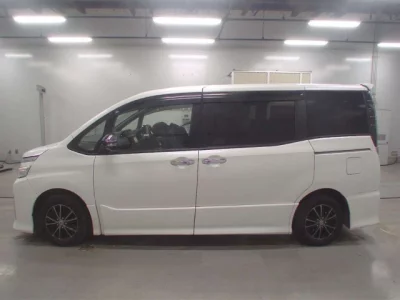 Toyota VOXY  с аукциона в Японии