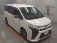 Toyota VOXY лот № 30378 оценка 4  с аукциона в Японии 4
