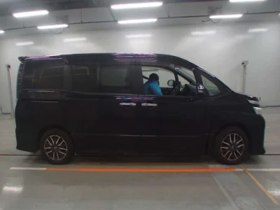 Toyota VOXY  с аукциона в Японии