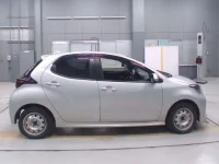 Toyota YARIS лот № 30220 оценка 4  с аукциона в Японии 2